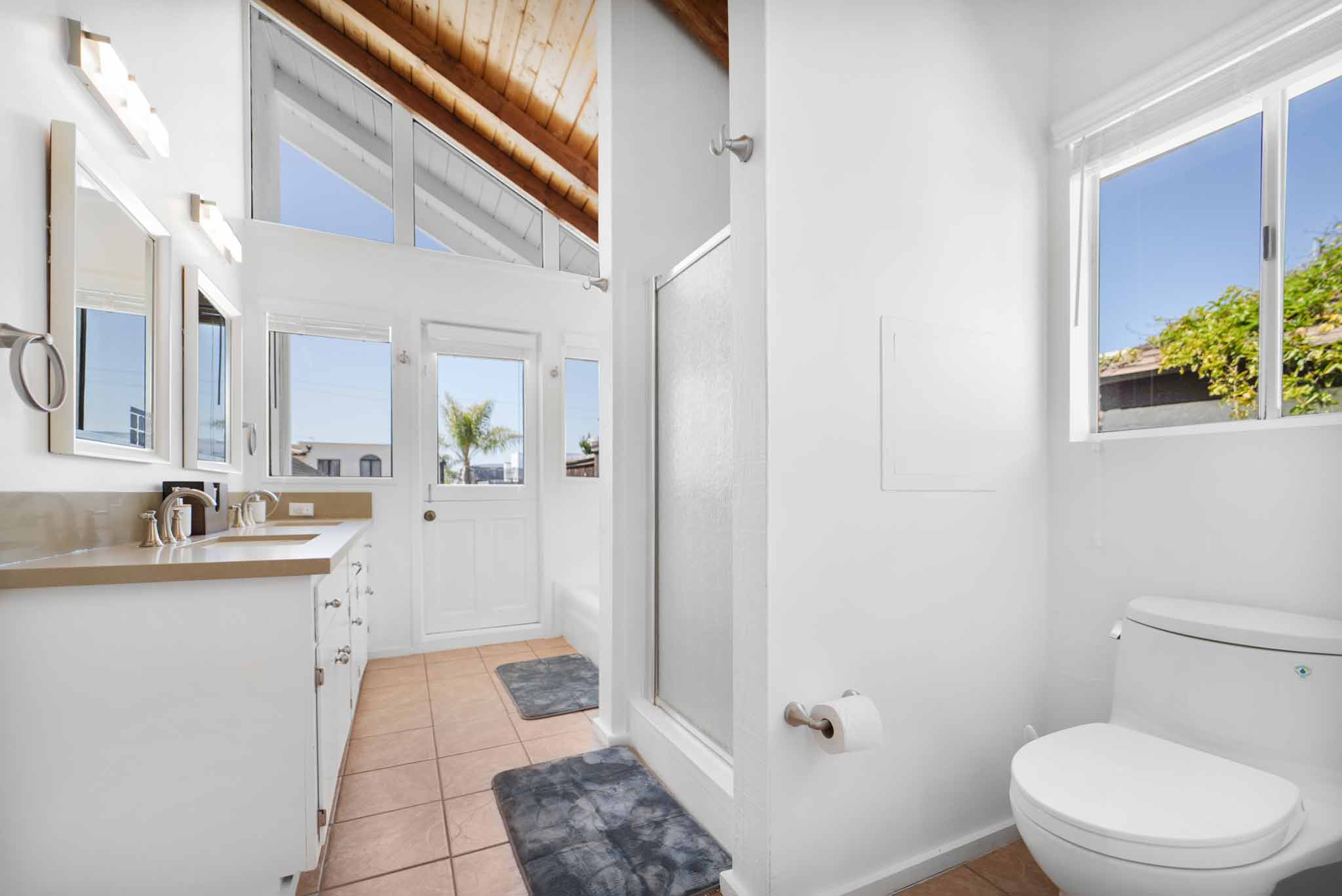 mental-health-residential-los-angeles-master-bathroom-clear-behavioral-health